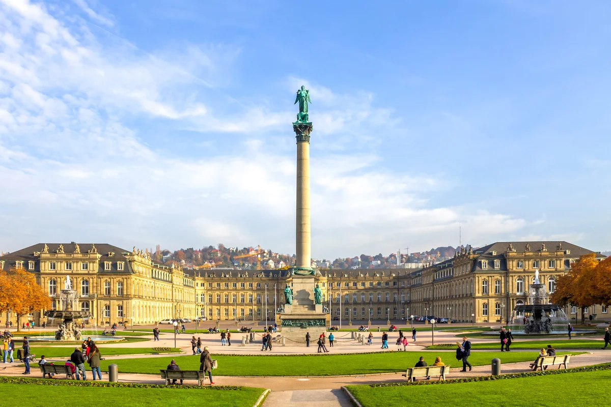 Stuttgarter Schlossplatz mit Jubiläumssäule und Neuem Schloss.